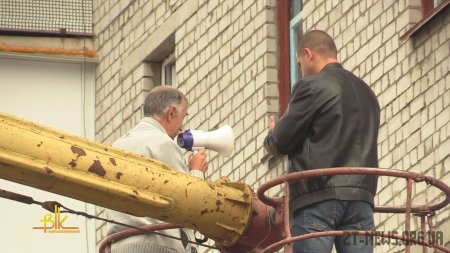 Бердичівлянин намагався через вікно побачити власну доньку, з якою не дозволяє бачитись матір