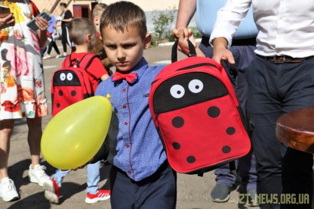 Сергій Сухомлин вручив портфелі дітлахам з особливими освітніми потребами