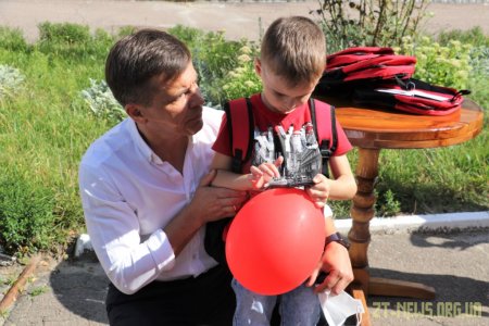 Сергій Сухомлин вручив портфелі дітлахам з особливими освітніми потребами