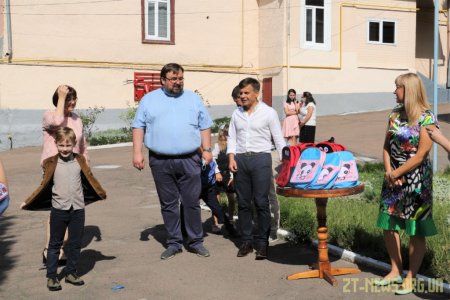 Сергій Сухомлин вручив портфелі дітлахам з особливими освітніми потребами
