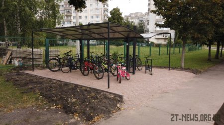 Чотири школи Житомира відтепер мають сучасні велосипедні парковки