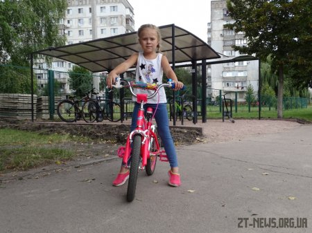 Чотири школи Житомира відтепер мають сучасні велосипедні парковки