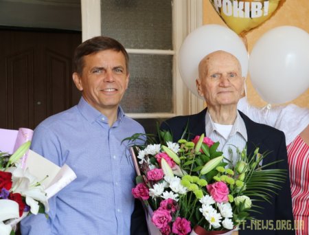 Сергій Сухомлин привітав довгожителя Івана Кругляка зі 100-річчям