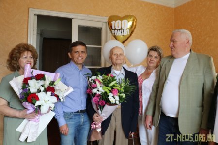 Сергій Сухомлин привітав довгожителя Івана Кругляка зі 100-річчям