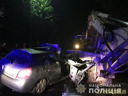 У Житомирі автомобіль влетів в екскаватор: одна людина загинула