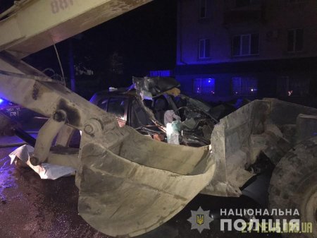 У Житомирі автомобіль влетів в екскаватор: одна людина загинула