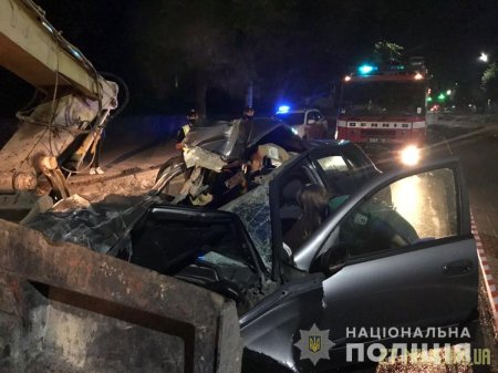 У Житомирі автомобіль влетів в екскаватор: одна людина загинула