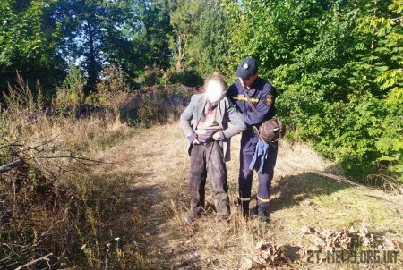 На Житомирщині жінка впала в яму і провела там цілу ніч