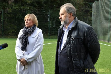 Футбольний майданчик зі штучним покриттям відкрили у житомирській школі №20