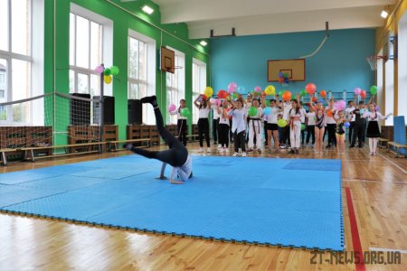 Футбольний майданчик зі штучним покриттям відкрили у житомирській школі №20
