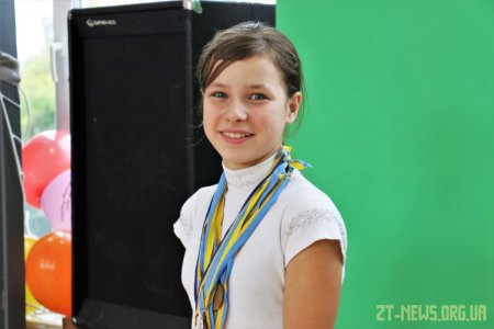 Футбольний майданчик зі штучним покриттям відкрили у житомирській школі №20