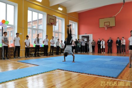 Футбольний майданчик зі штучним покриттям відкрили у житомирській школі №20