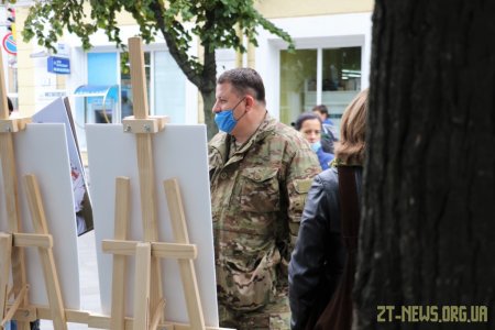 Біля стін міської ради показали світлини матерів, які втратили своїх синів на війні
