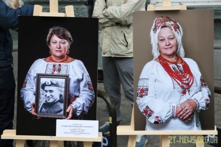 Біля стін міської ради показали світлини матерів, які втратили своїх синів на війні