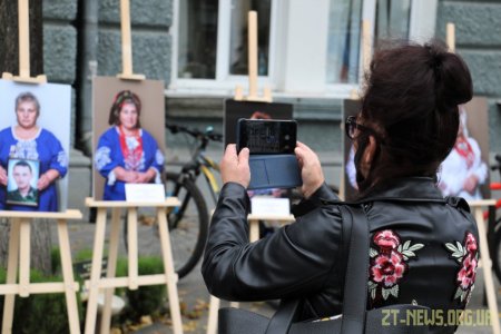 Біля стін міської ради показали світлини матерів, які втратили своїх синів на війні