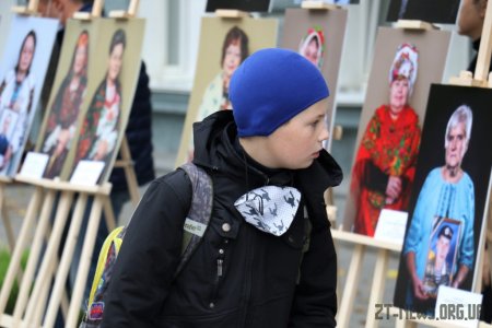 Біля стін міської ради показали світлини матерів, які втратили своїх синів на війні
