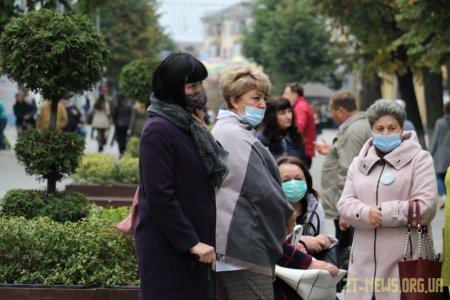 Біля стін міської ради показали світлини матерів, які втратили своїх синів на війні
