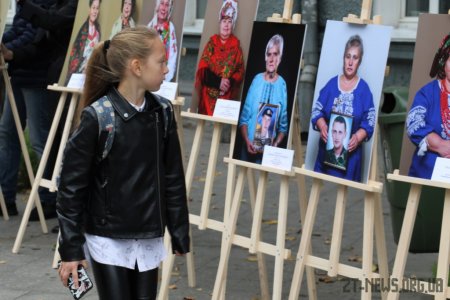 Біля стін міської ради показали світлини матерів, які втратили своїх синів на війні