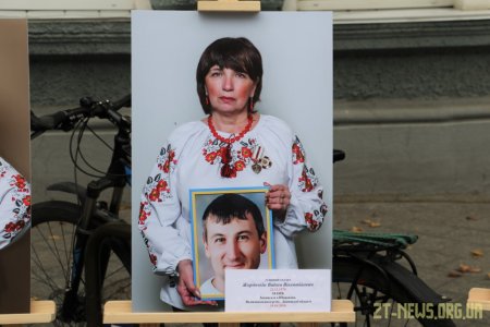 Біля стін міської ради показали світлини матерів, які втратили своїх синів на війні