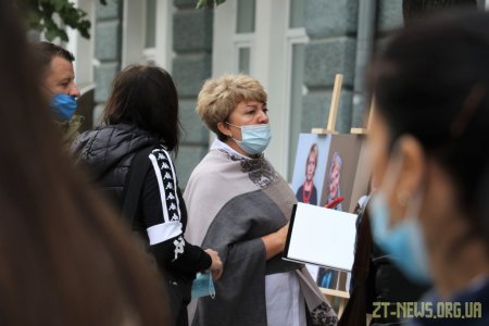 Біля стін міської ради показали світлини матерів, які втратили своїх синів на війні