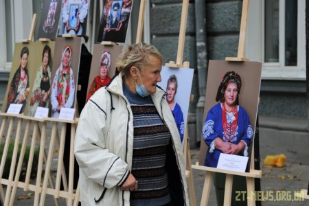 Біля стін міської ради показали світлини матерів, які втратили своїх синів на війні