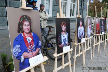 Біля стін міської ради показали світлини матерів, які втратили своїх синів на війні