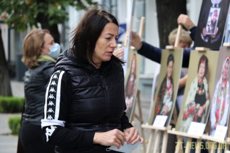Біля стін міської ради показали світлини матерів, які втратили своїх синів на війні