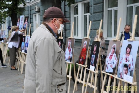 Біля стін міської ради показали світлини матерів, які втратили своїх синів на війні