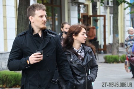 Біля стін міської ради показали світлини матерів, які втратили своїх синів на війні