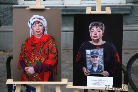 Біля стін міської ради показали світлини матерів, які втратили своїх синів на війні
