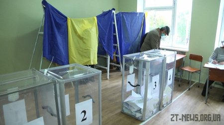 У Житомирі виборцям довелося голосувати в саморобних кабінках