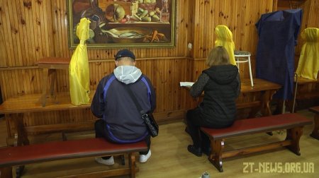 У Житомирі виборцям довелося голосувати в саморобних кабінках