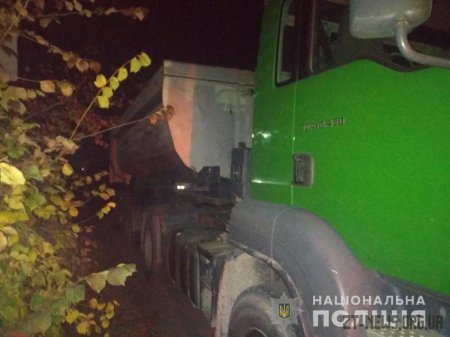 У Коростенському районі правоохоронці виявили вантажівку, що перевозила пісок без документів