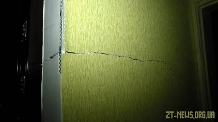 У житомирській триповерхівці тріскаються стіни і просідає підлога