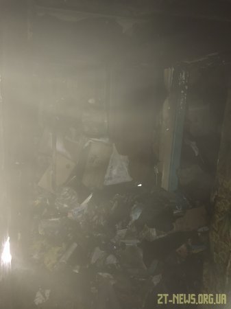У Житомирі рятувальники винесли з палаючої оселі жінку