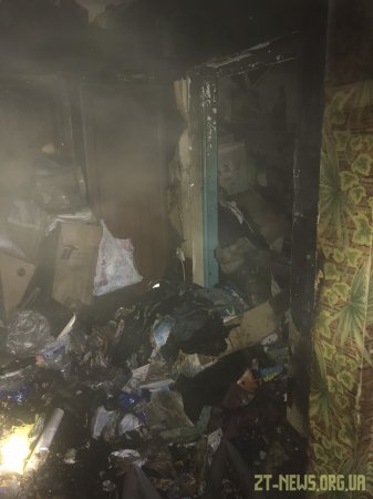 У Житомирі рятувальники винесли з палаючої оселі жінку