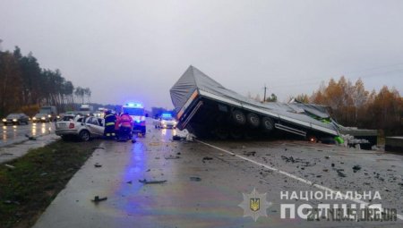 Поблизу Житомира легковик на зустрічці зіткнувся з вантажівкою: загинуло 3 людей
