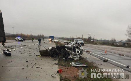 Поблизу Житомира легковик на зустрічці зіткнувся з вантажівкою: загинуло 3 людей