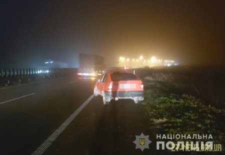 У Житомирській області Opel збив жінку, яка на узбіччі дороги допомагала чоловіку лагодити автомобіль