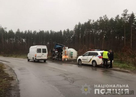 Поблизу Житомира перекинувся бензовоз