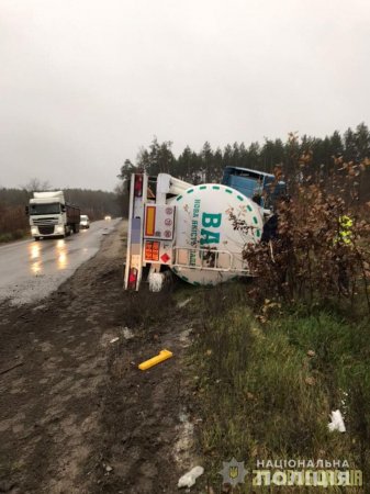 Поблизу Житомира перекинувся бензовоз