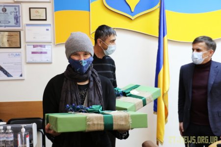 У Житомирі багатодітній родині подарували ноутбуки для навчання