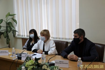 У Житомирі багатодітній родині подарували ноутбуки для навчання