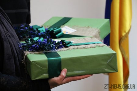 У Житомирі багатодітній родині подарували ноутбуки для навчання