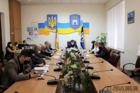 У Житомирі багатодітній родині подарували ноутбуки для навчання