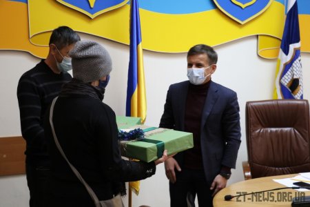 У Житомирі багатодітній родині подарували ноутбуки для навчання