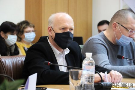 У Житомирі багатодітній родині подарували ноутбуки для навчання