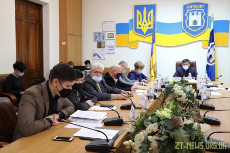 У Житомирі багатодітній родині подарували ноутбуки для навчання