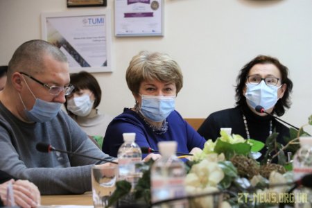 У Житомирі багатодітній родині подарували ноутбуки для навчання