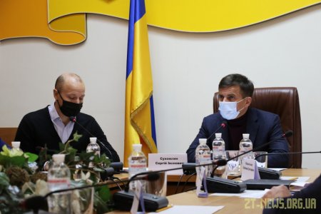 У Житомирі багатодітній родині подарували ноутбуки для навчання